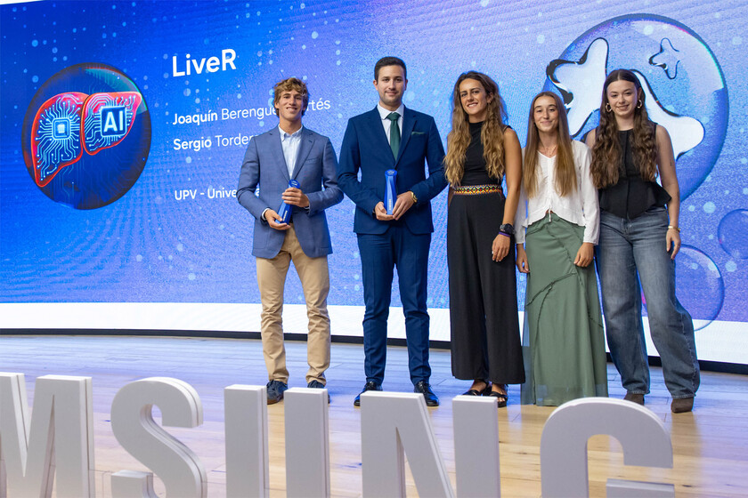 Dos estudiantes valencianos crean con IA un "Tinder" para los trasplantes de hígado que busca reducir las listas de espera