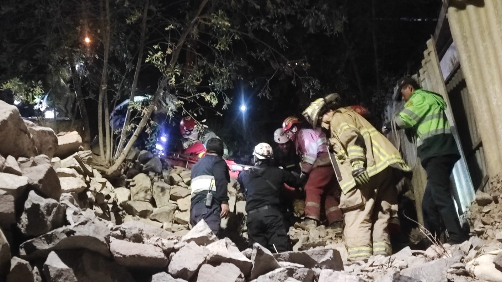 Arequipa: Mujer cae a barranco de 50 metros de profundidad y vive para contarla