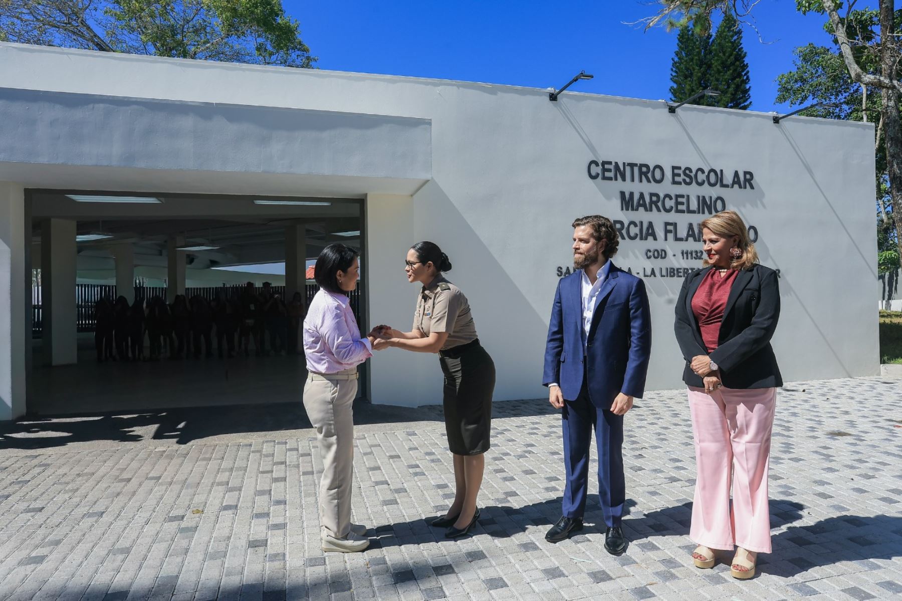 Presidenta Keiko Fujimori visita Hospital Nacional Especializado Rosales