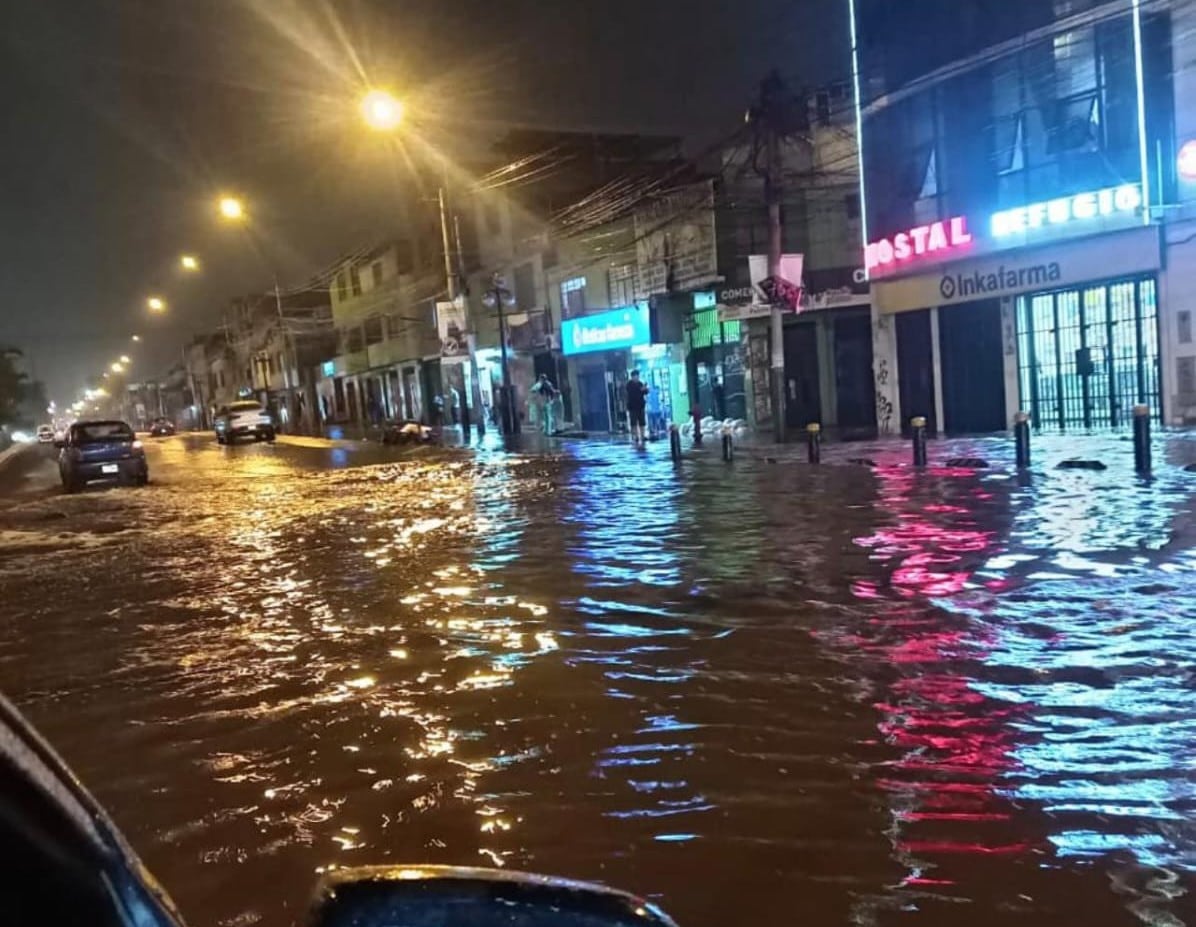 Fuerte lluvia genera aniegos y afecta calles de Villa El Salvador, VMT y Chorrillos