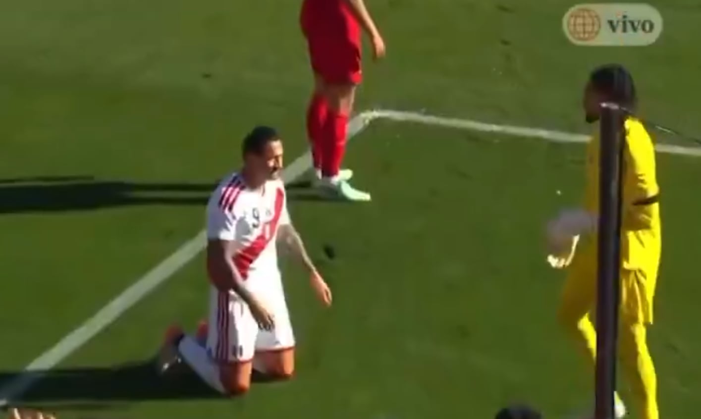 ¡Cerca de descontar! Gianluca Lapadula tuvo el primero de Perú, pero el balón se fue desviado | VIDEO