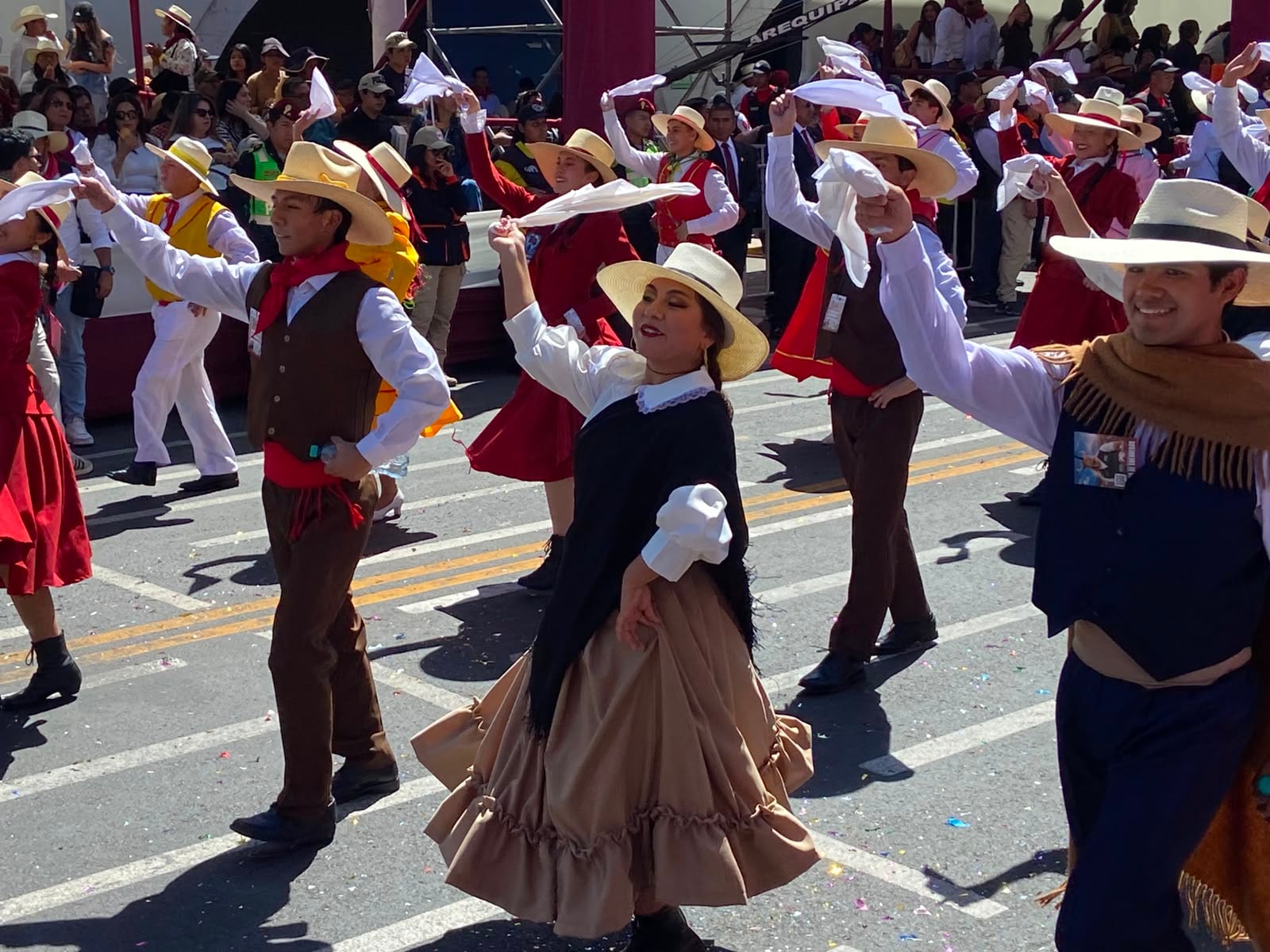 EN VIVO: Así se vive el Corso de la Amistad por el 486.° Aniversario de Arequipa (FOTOS y VIDEO)