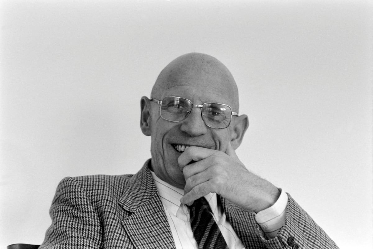 ¿Qué diría Michel Foucault sobre la IA y TikTok? A 100 años del filósofo que predijo la era de las cámaras, los algoritmos y la autoexposición