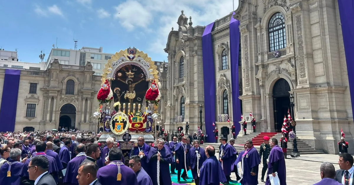 Señor de los Milagros ingresó a Palacio luego de 40 años: Keiko Fujimori recibió a la sagrada imagen