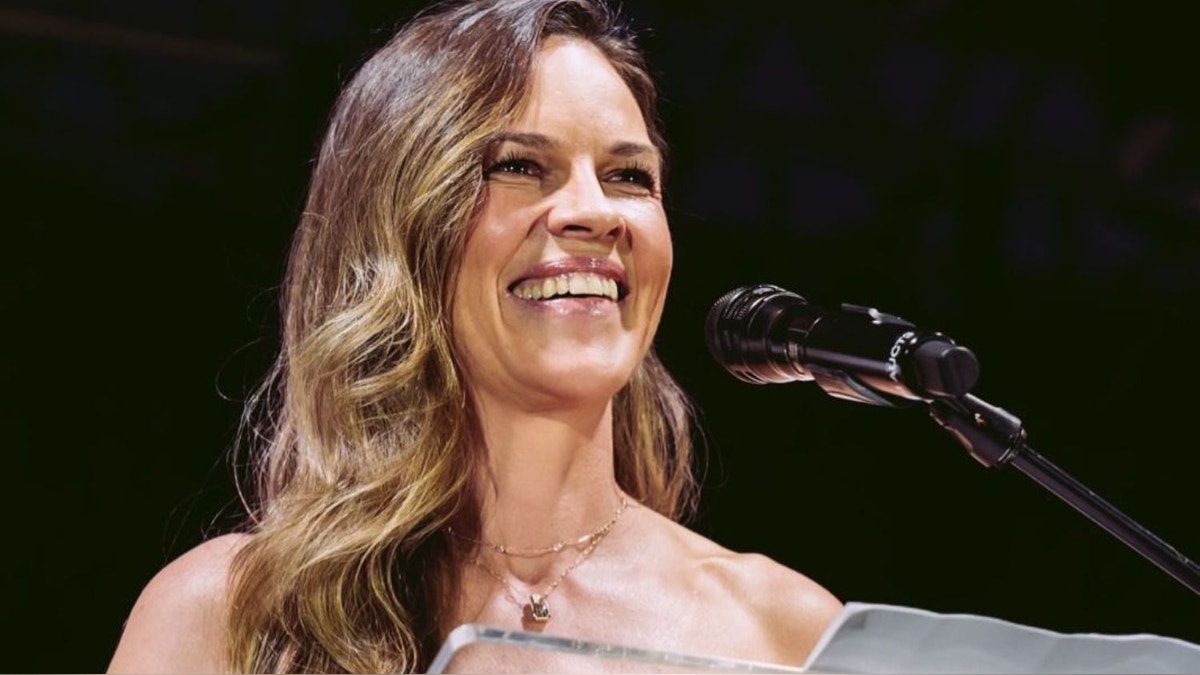 Hilary Swank anuncia que está embarazada de su tercer hijo a los 52 años