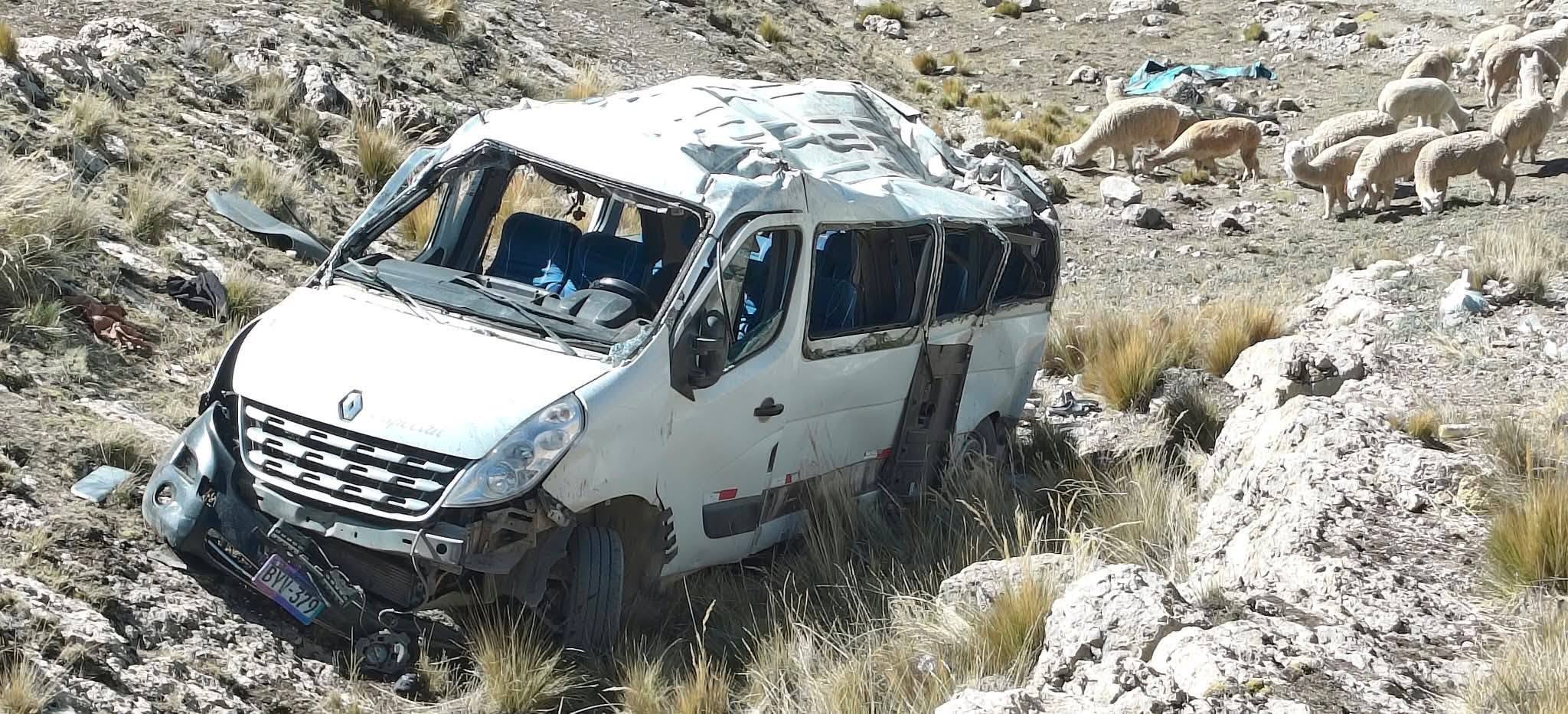 Yauyos–Chupaca: combi cae a un abismo y deja tres fallecidos y varios heridos