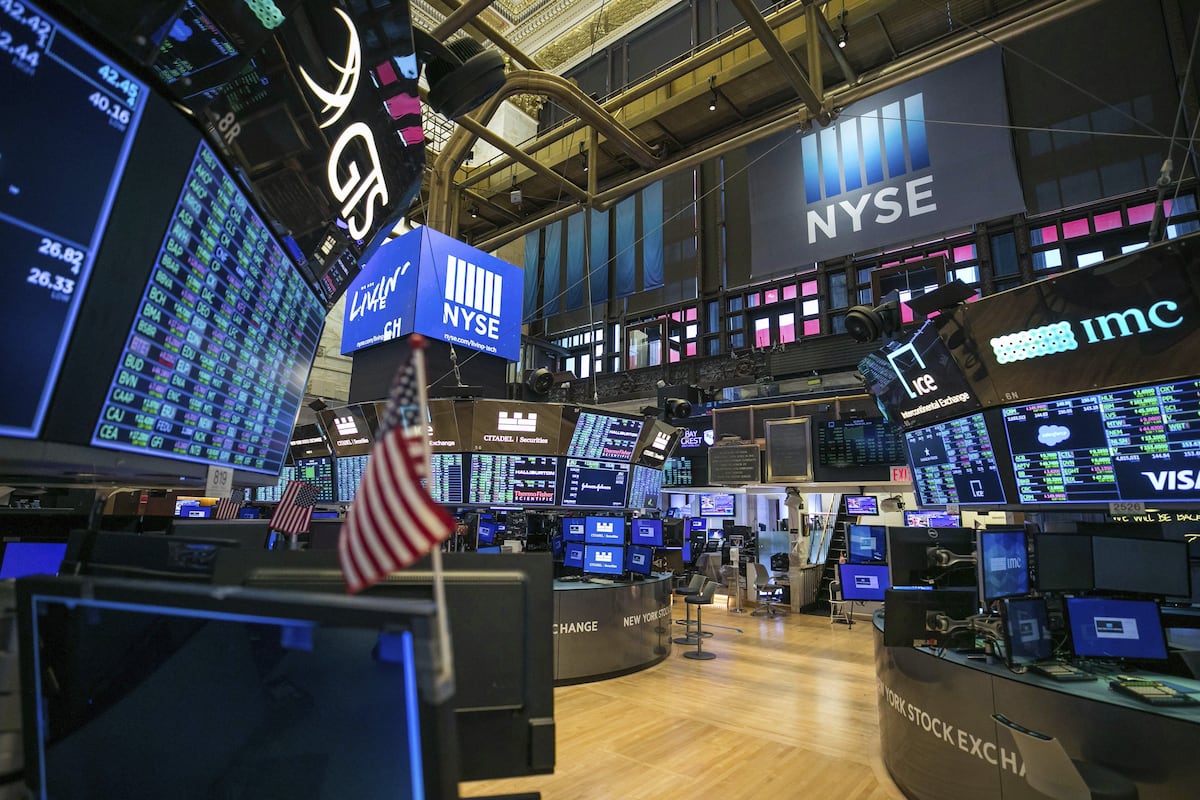 Wall Street abre sin rumbo claro, atenta al petróleo y los altos rendimientos de la deuda