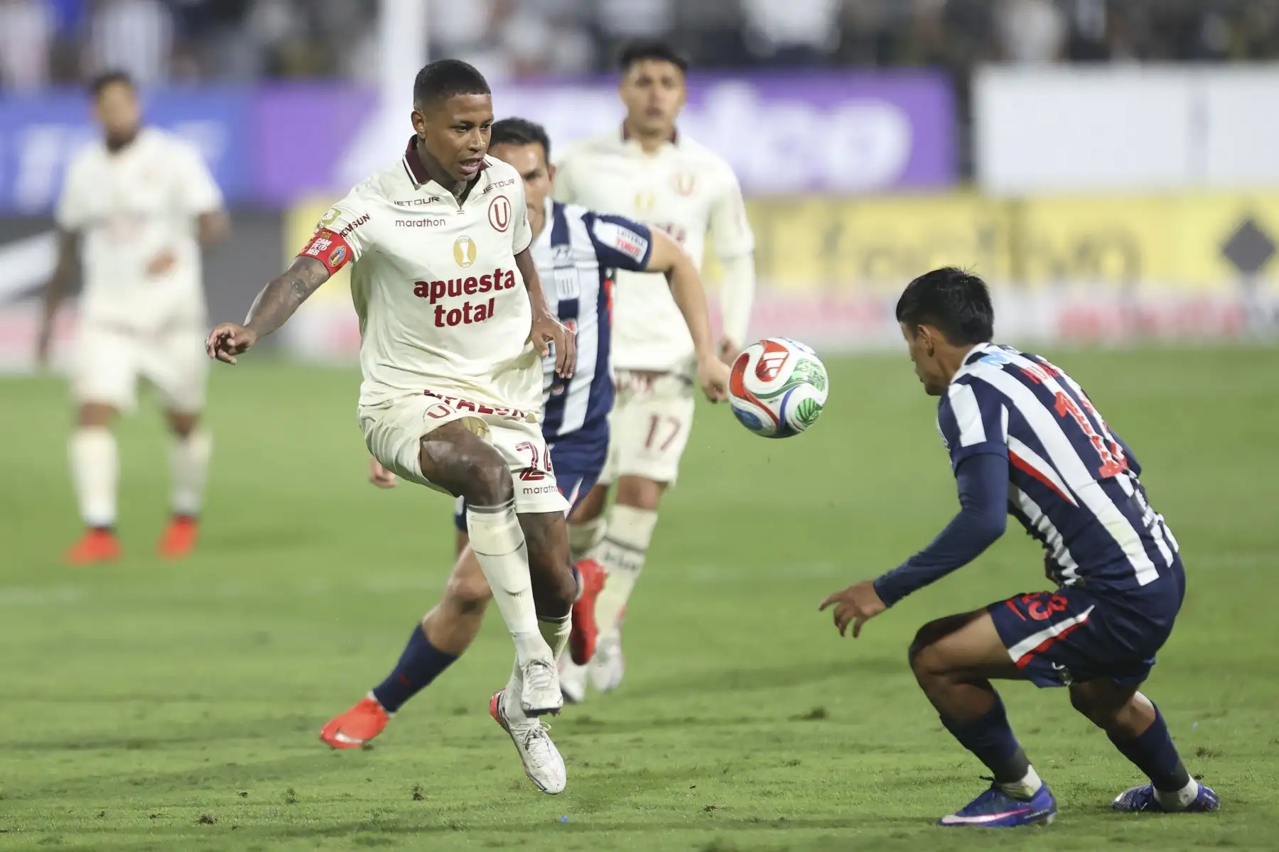 En vibrante clásico Universitario derrotó 2-1 a Alianza Lima en el estadio de Matute