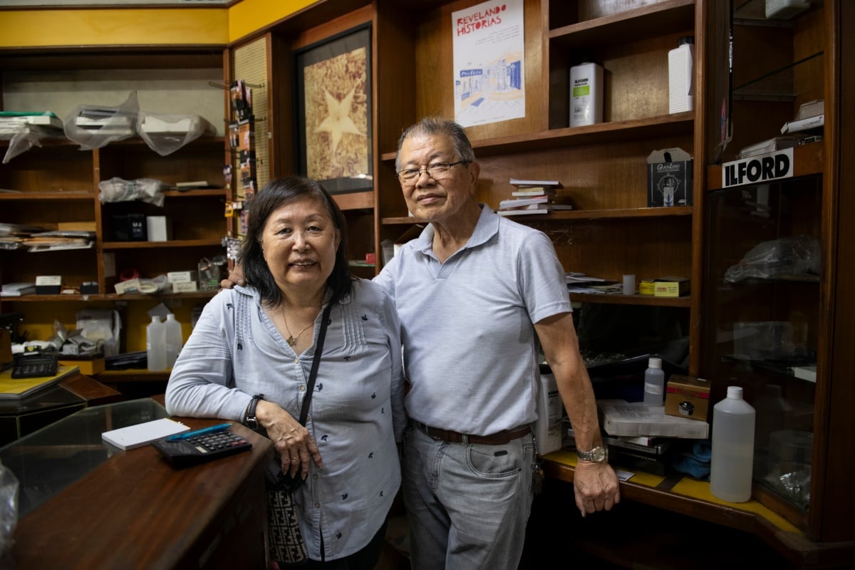 Profesa cierra tras 46 años: la emotiva despedida de una tienda de fotografía analógica y el sueño pendiente de sus dueños