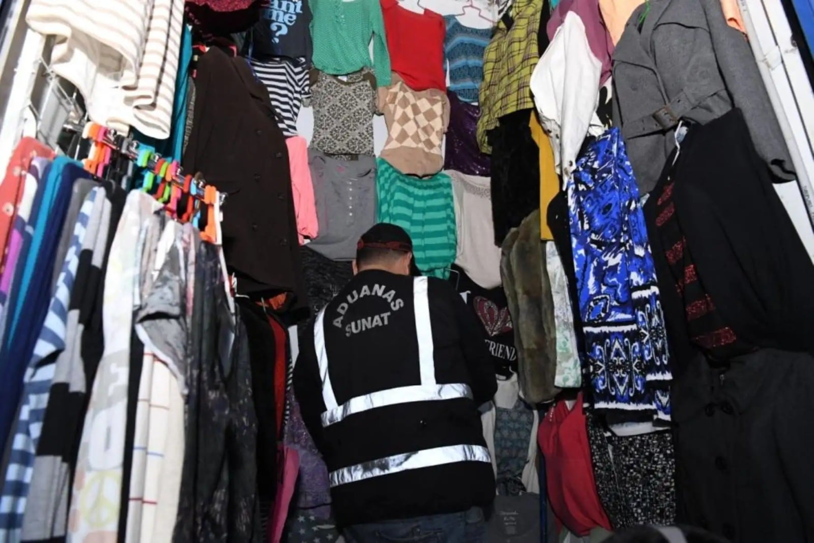 El lado oscuro de importar ropa de segunda mano: ¿Por qué se asocia a economías ilegales?