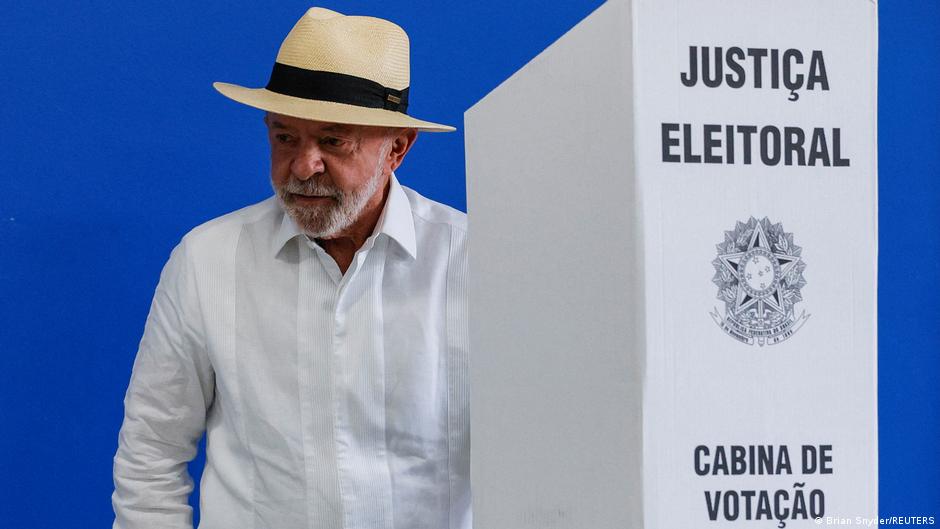Bolsonaro sigue al frente pero Lula recorta distancia