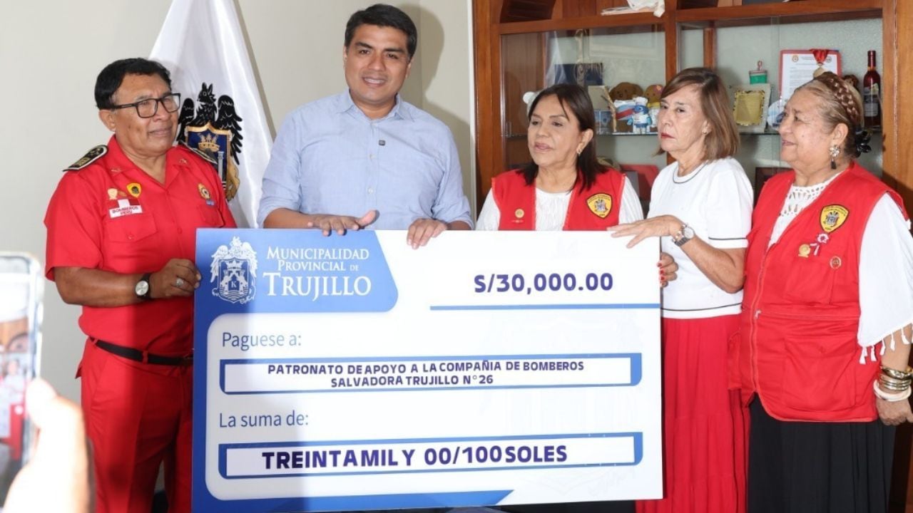 Municipalidad de Trujillo entrega subvención a bomberos