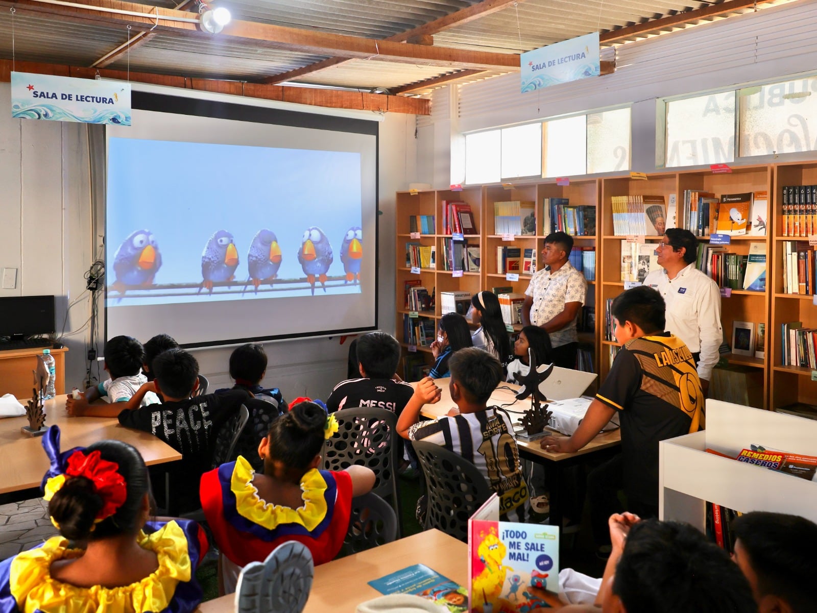Piura: comunidad de pescadores estrena biblioteca con mil libros, computadoras e internet gratuito