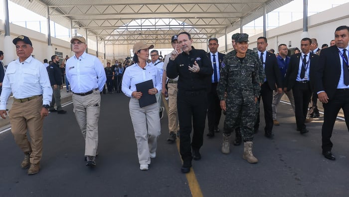 Keiko Fujimori visitó el Centro de Confinamiento del Terrorismo en su primer día de actividades en El Salvador