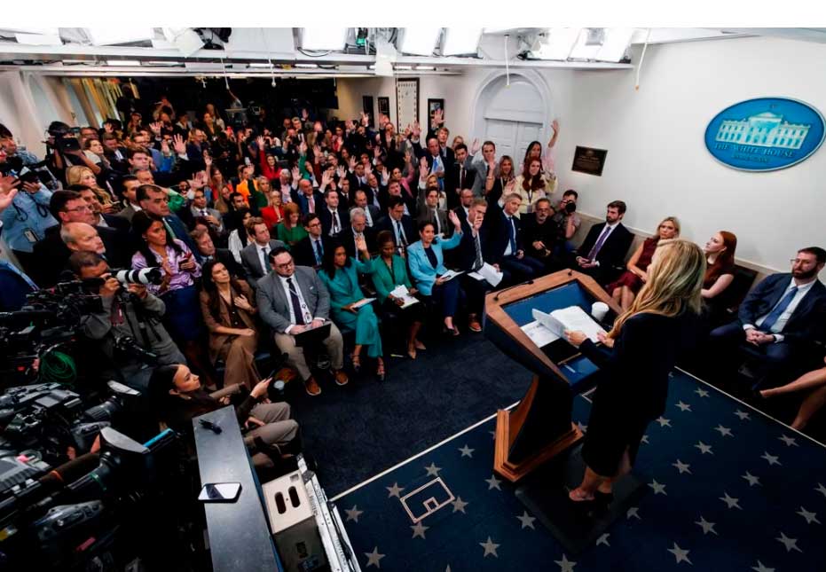 Un juez extiende el acceso a CNN, MS NOW y Politico a la Casa Blanca y considera inconstitucional el veto de Trump