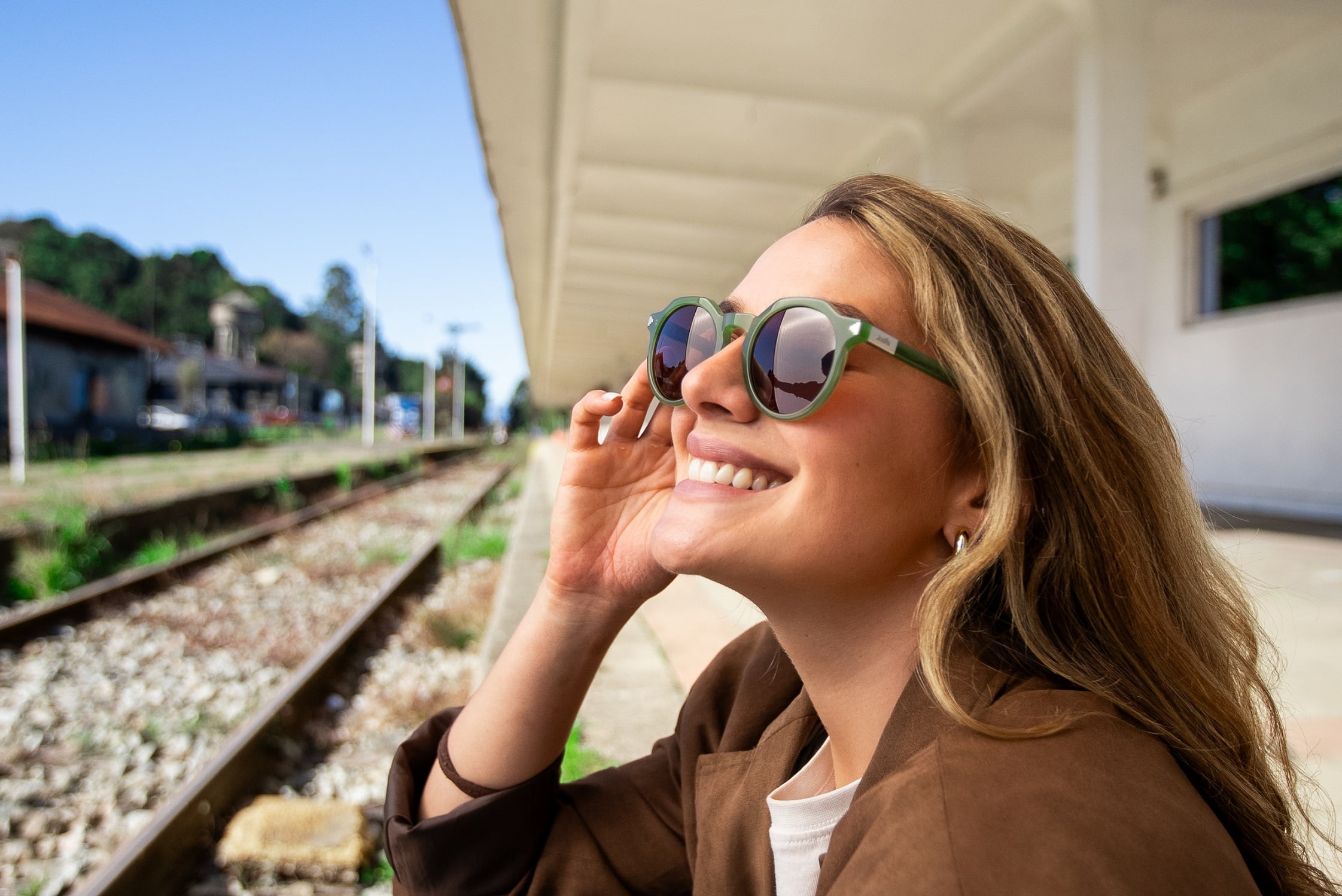 Karün transforma colillas de cigarro en anteojos de sol: Tecnología y economía circular para limpiar las playas del mundo