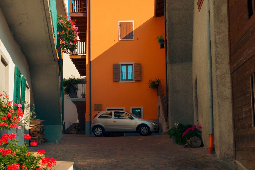 ¿Y si el calor que desprende tu coche se pudiera convertir en frío para tu casa en verano? Estos científicos han encontrado una manera de hacerlo (y sin electricidad)