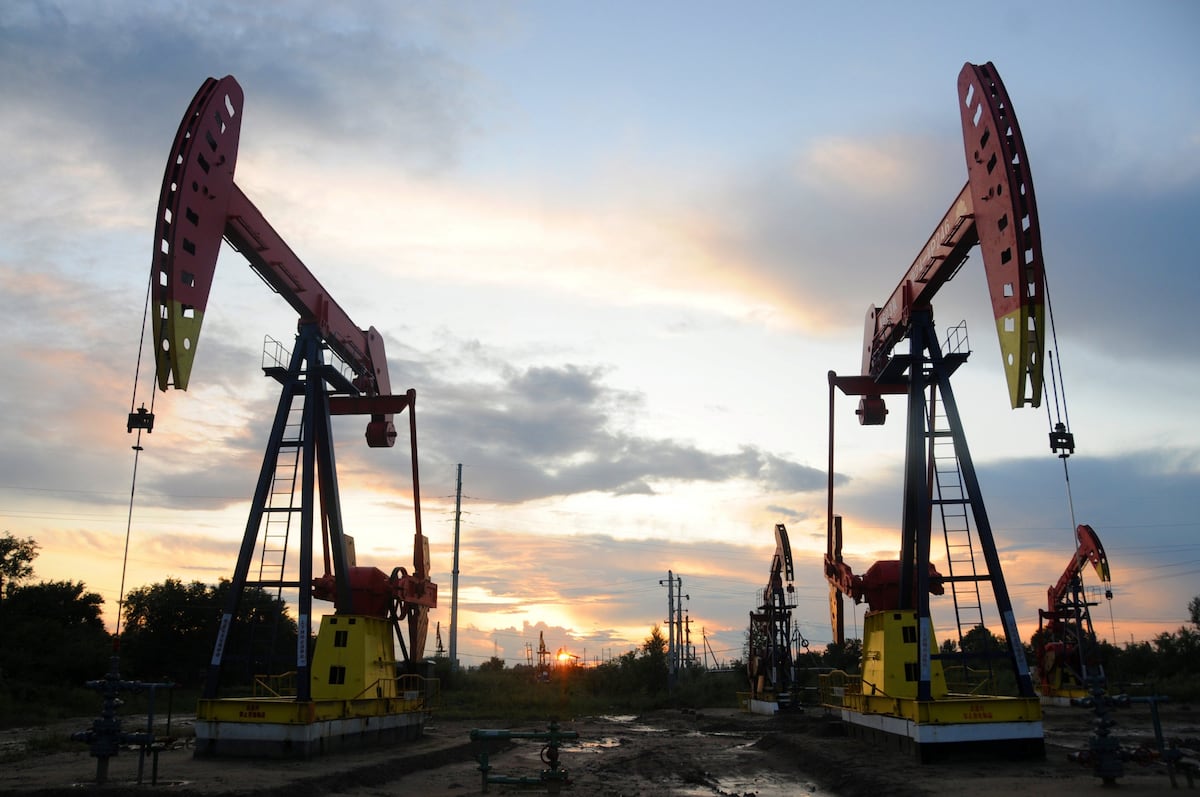 Tensión en Medio Oriente eleva precio del petróleo y presiona al alza al dólar