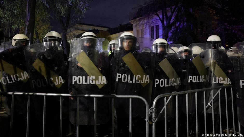Escala la crisis en Polonia: la Policía rodea la Corte Constitucional