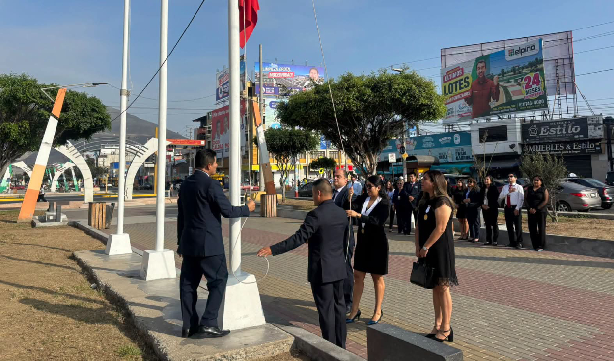 Módulo Corporativo de Familia encabeza izamiento del Pabellón Nacional en la Corte del Santa