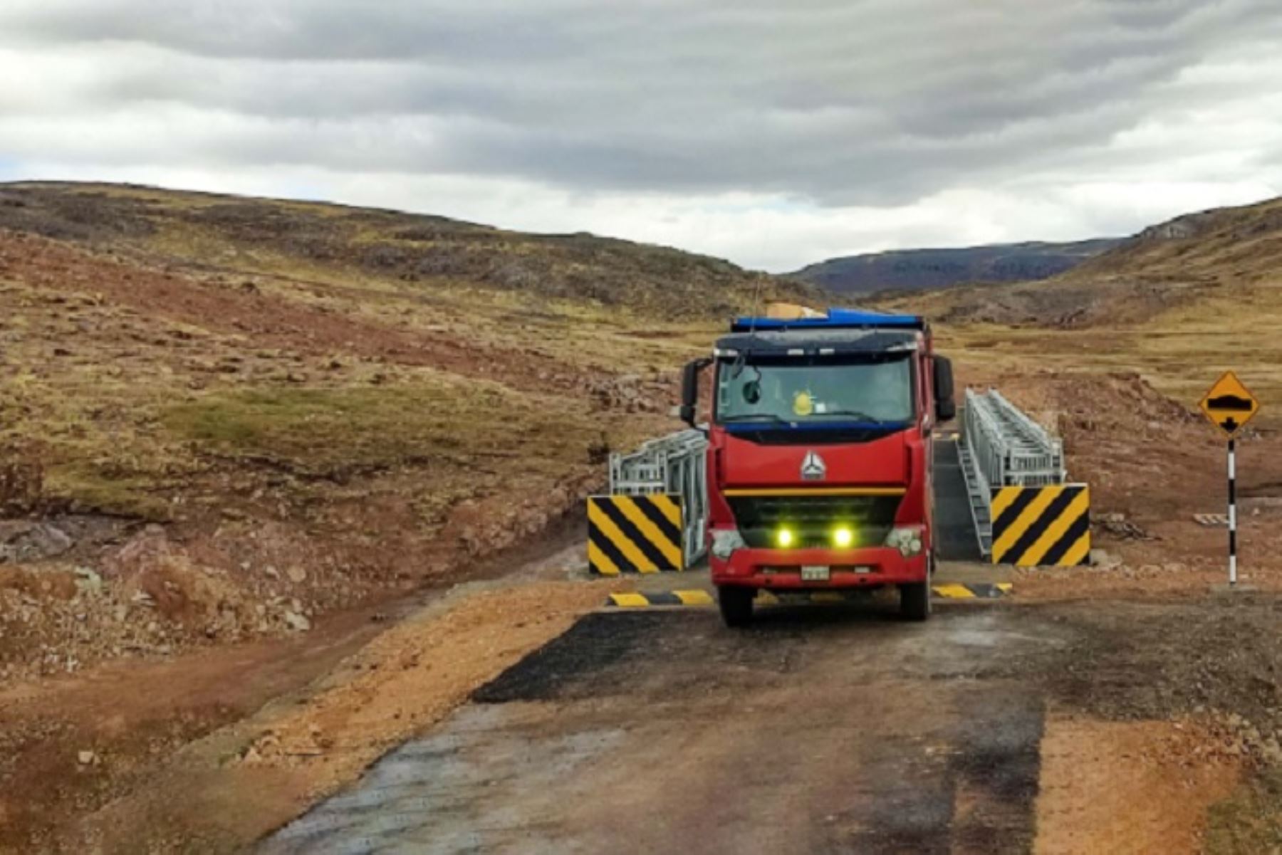 Sector Transportes culminó la instalación del puente Pan de Azúcar en Huancavelica