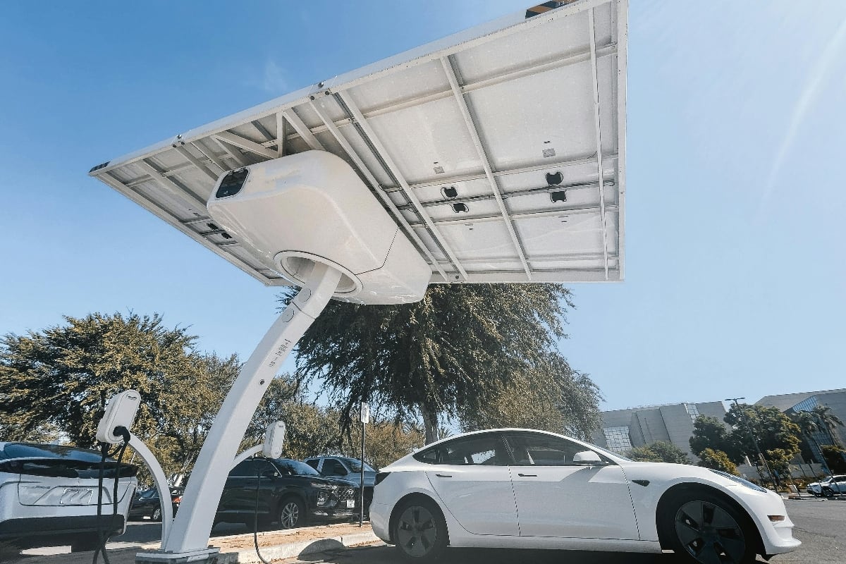 Por qué los autos eléctricos corren más riesgo de irse a pérdida total tras un choque: una crisis global de reparabilidad