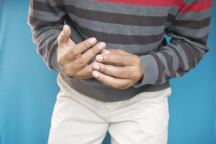 Hay quien dice que crujirse los nudillos provoca artritis. Un médico pasó 50 años haciéndolo para demostrar qué hay de cierto