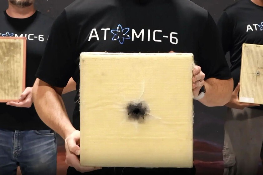 Atomic-6 ha mandado su armadura para satélites al espacio y reza para que reciba un impacto