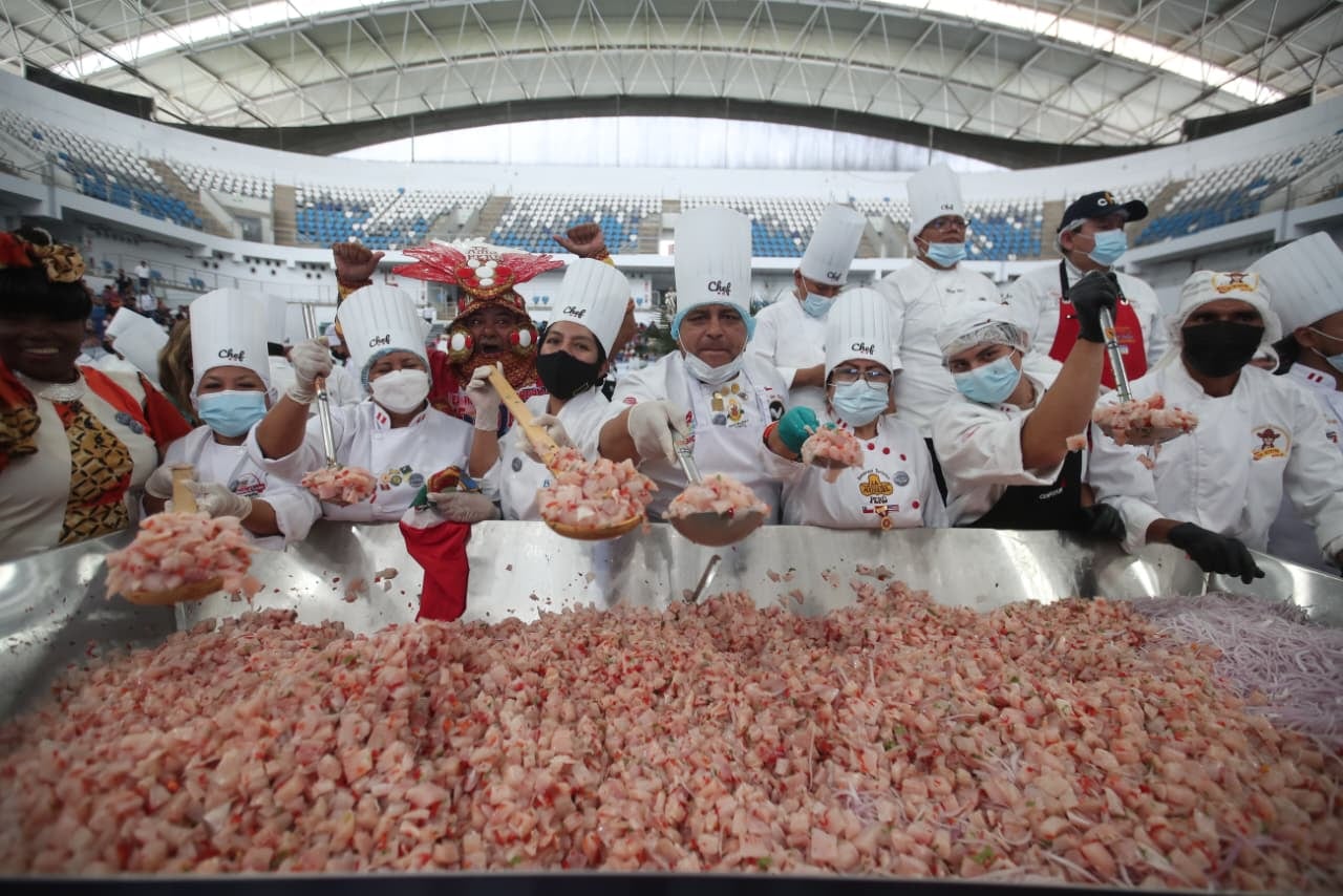 Callao: Preparan 9 toneladas de ceviche chalaco, el más grande del mundo