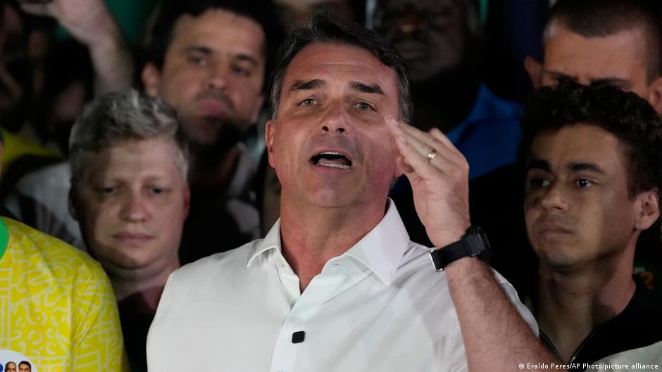 Flávio Bolsonaro se declara "verdadero presidente electo de Brasil"