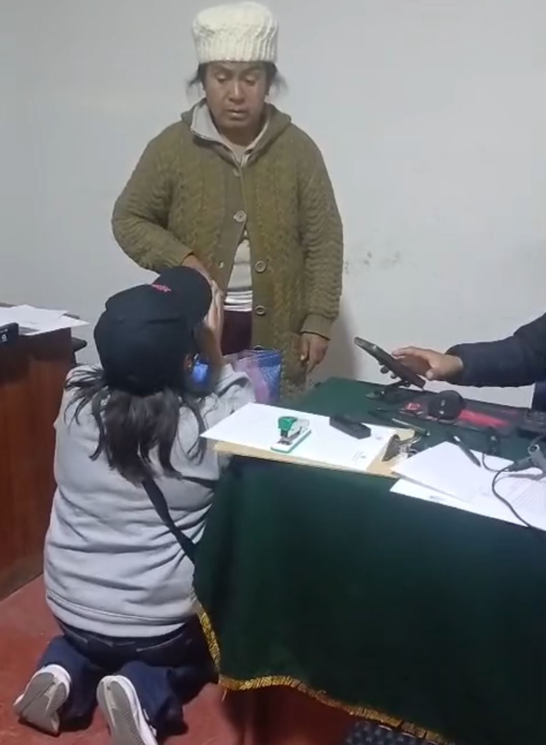 Concepción: mujer se arrodilla y pide perdón para no ser denunciada por robo (VIDEO)