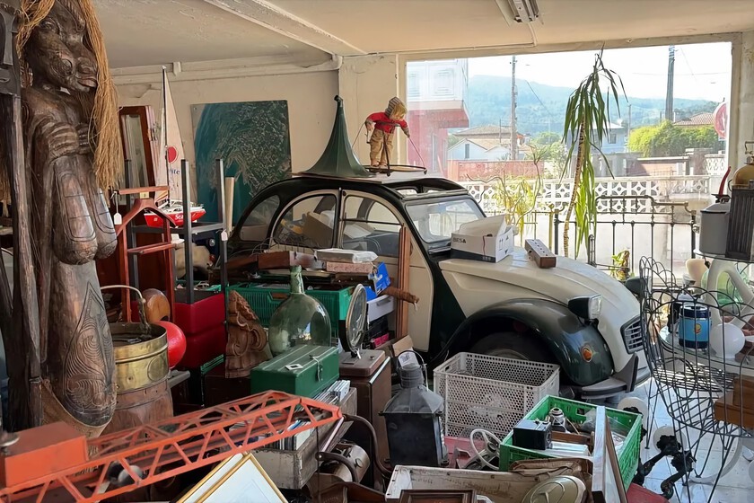 "Se me fue de las manos": un coleccionista gallego llenó su casa de recuerdos y ahora surte a series como 'Fariña' o 'Romería'