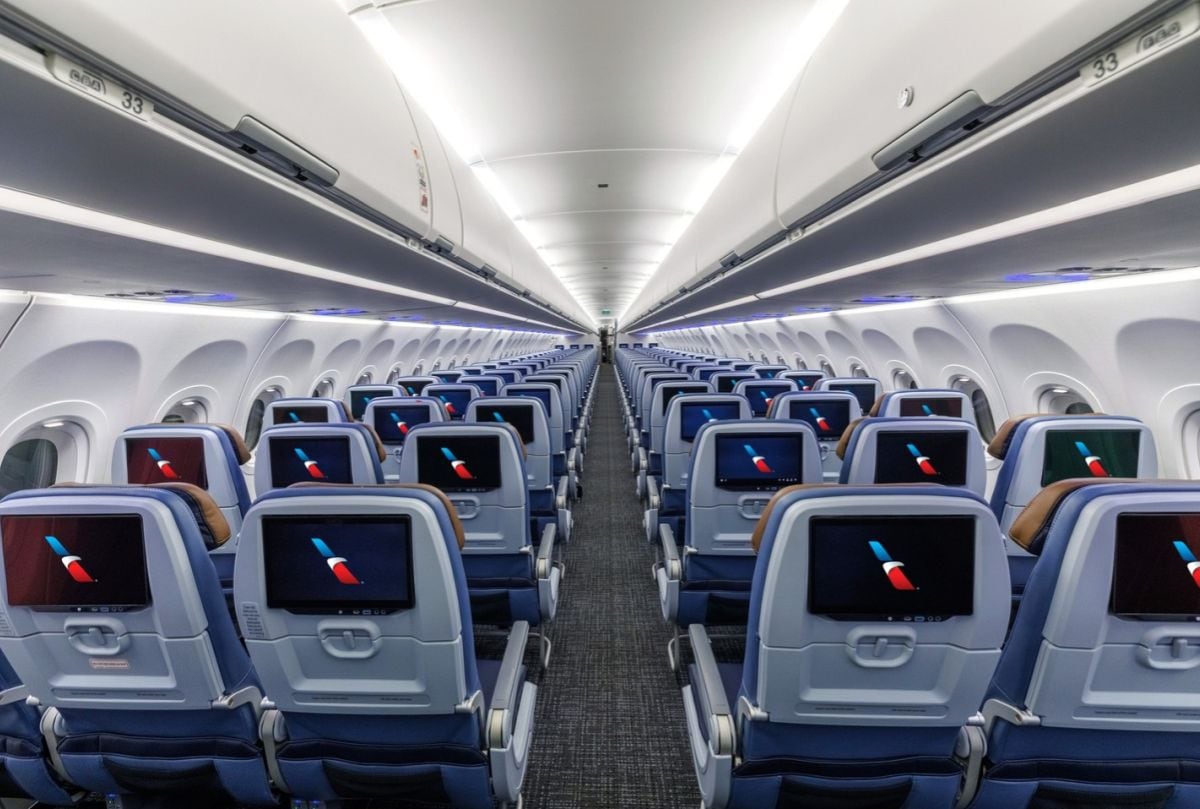 Oficial, American Airlines da marcha atrás y devuelve las pantallas a los respaldos: qué cambiará y desde cuándo