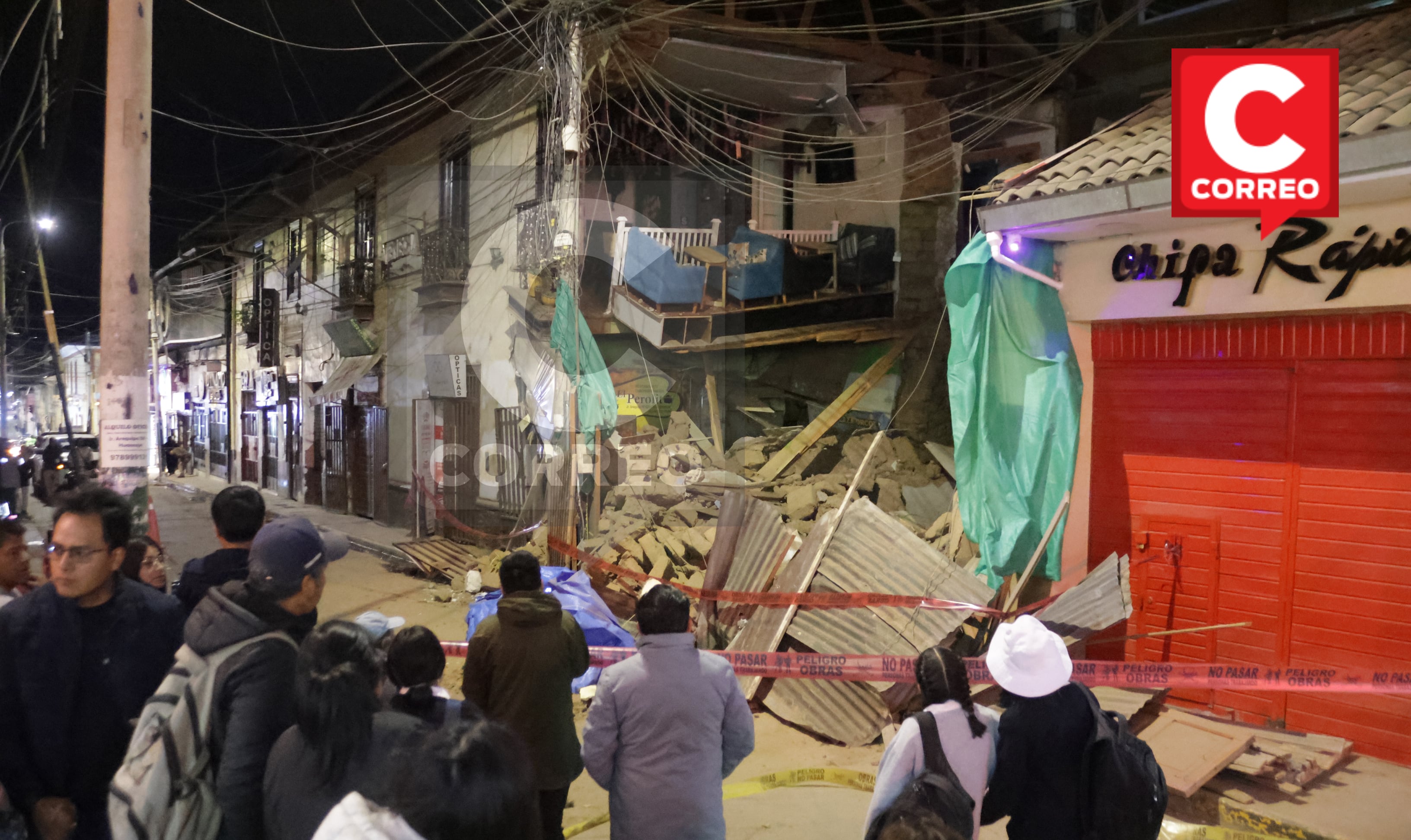 Casona colapsa en pleno centro de Huancayo poniendo en riesgo negocios y tránsito vehicular