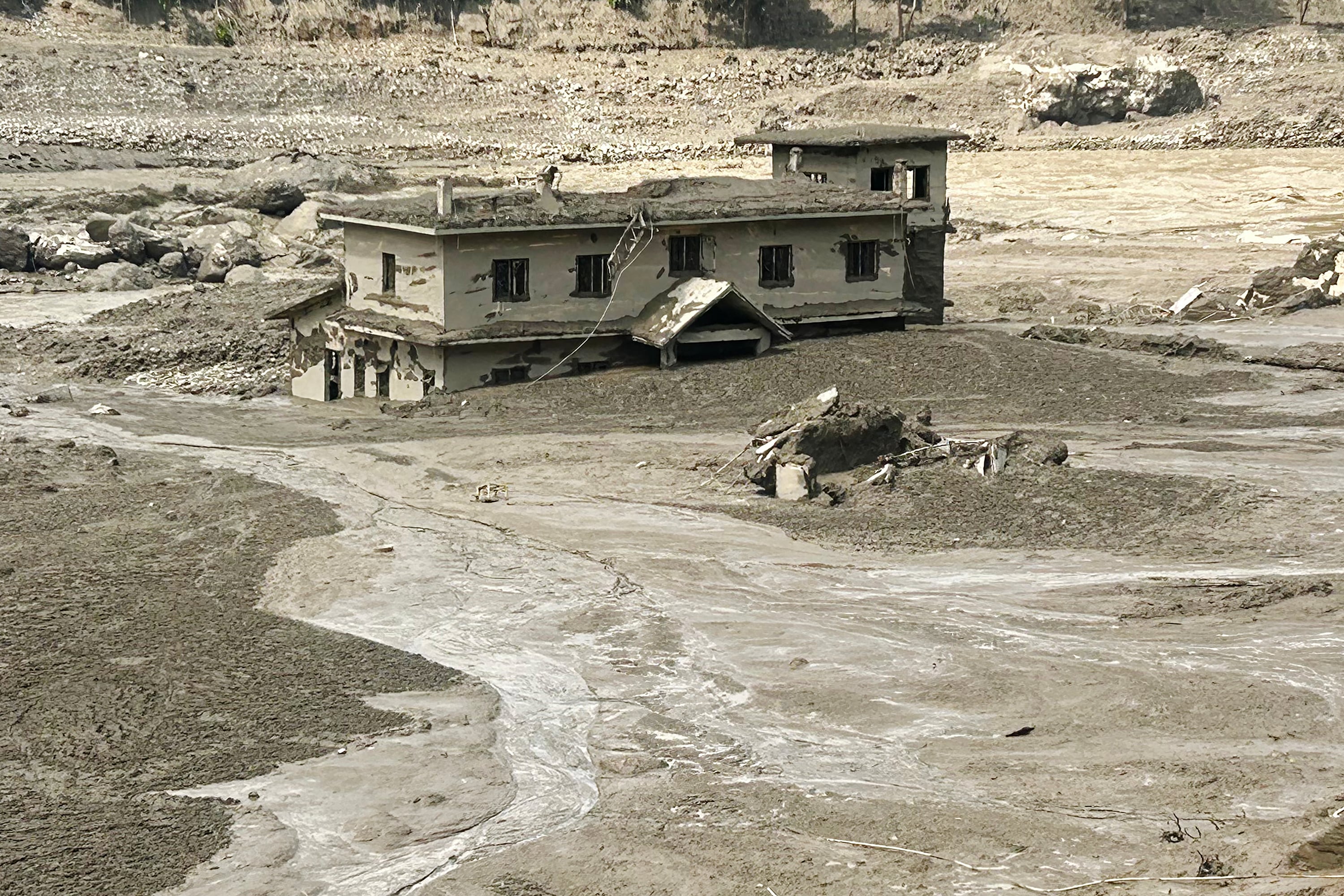 Nepal atribuye a un terremoto el origen de la inundación masiva en la frontera con China