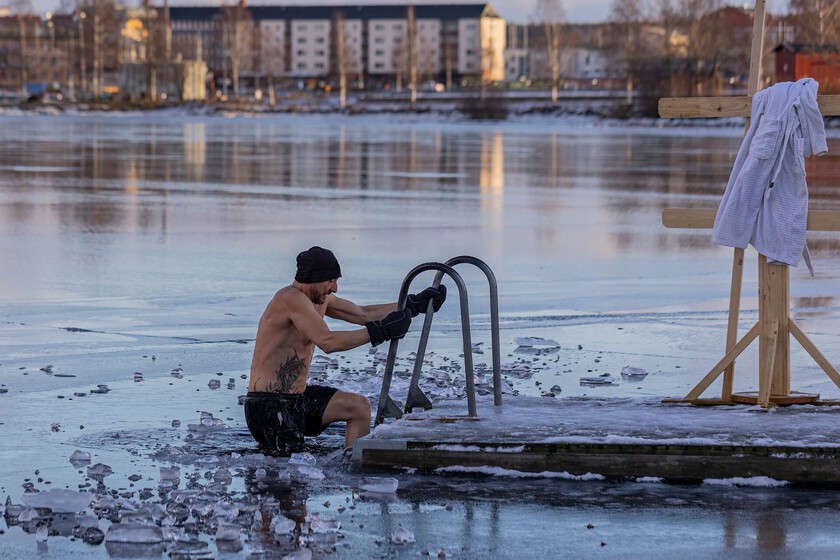 Siete días metiéndose en agua a 14 °C: lo que de verdad dice (y lo que no) el último estudio del “cold plunge”