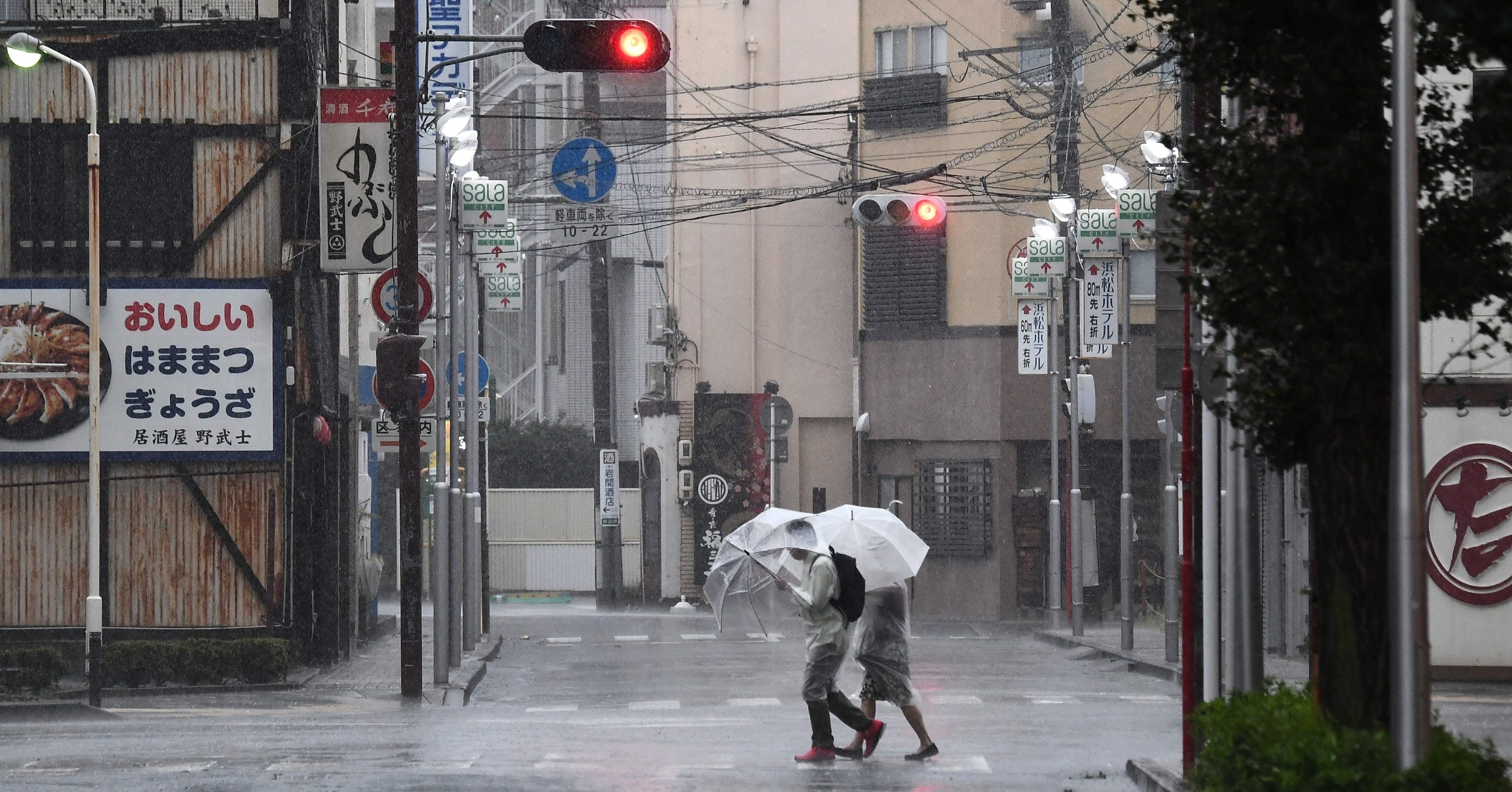Cancelan vuelos a Japón y piden evacuar ante la llegada del tifón Dujuan