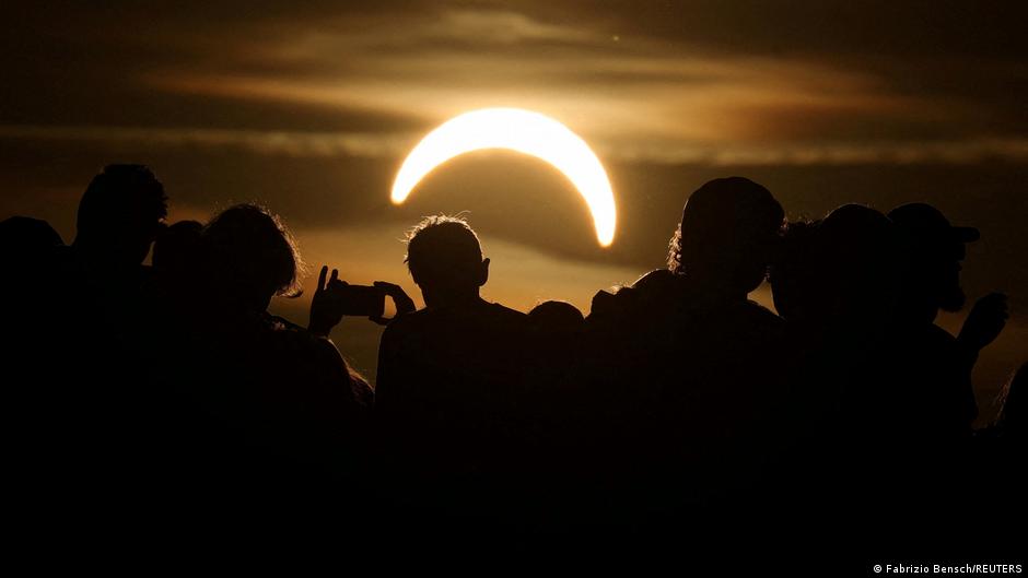 Un eclipse solar regala a millones de europeos una fugaz noche en pleno atardecer