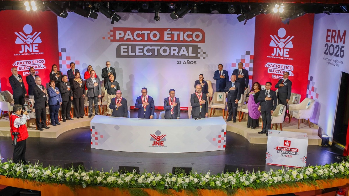 Candidatos cuestionan “reelección encubierta” durante firma del Pacto Ético Electoral
