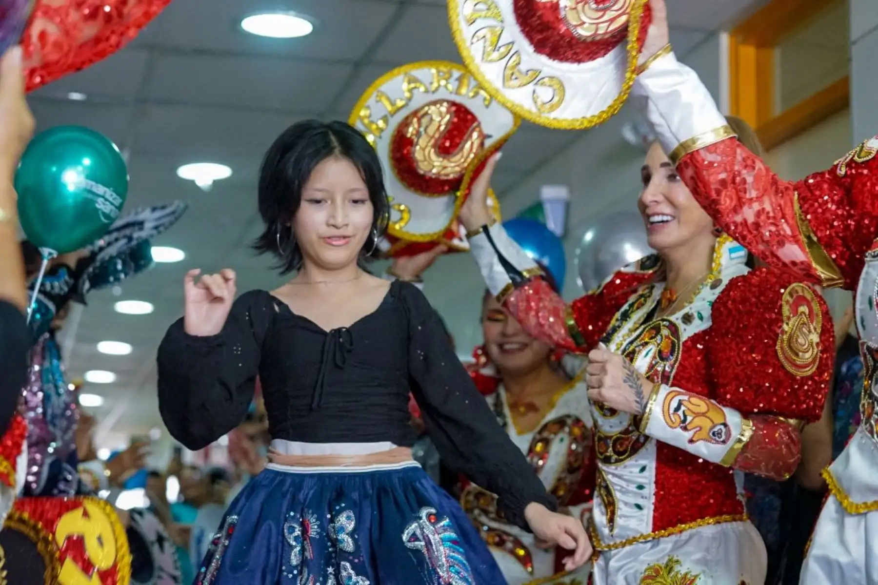 Menor de 15 años vence al cáncer y baila caporales para celebrarlo