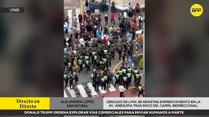 Colectiveros se enfrentaron a policías tras implementación de carril bidireccional del Corredor Azul en la avenida Arequipa