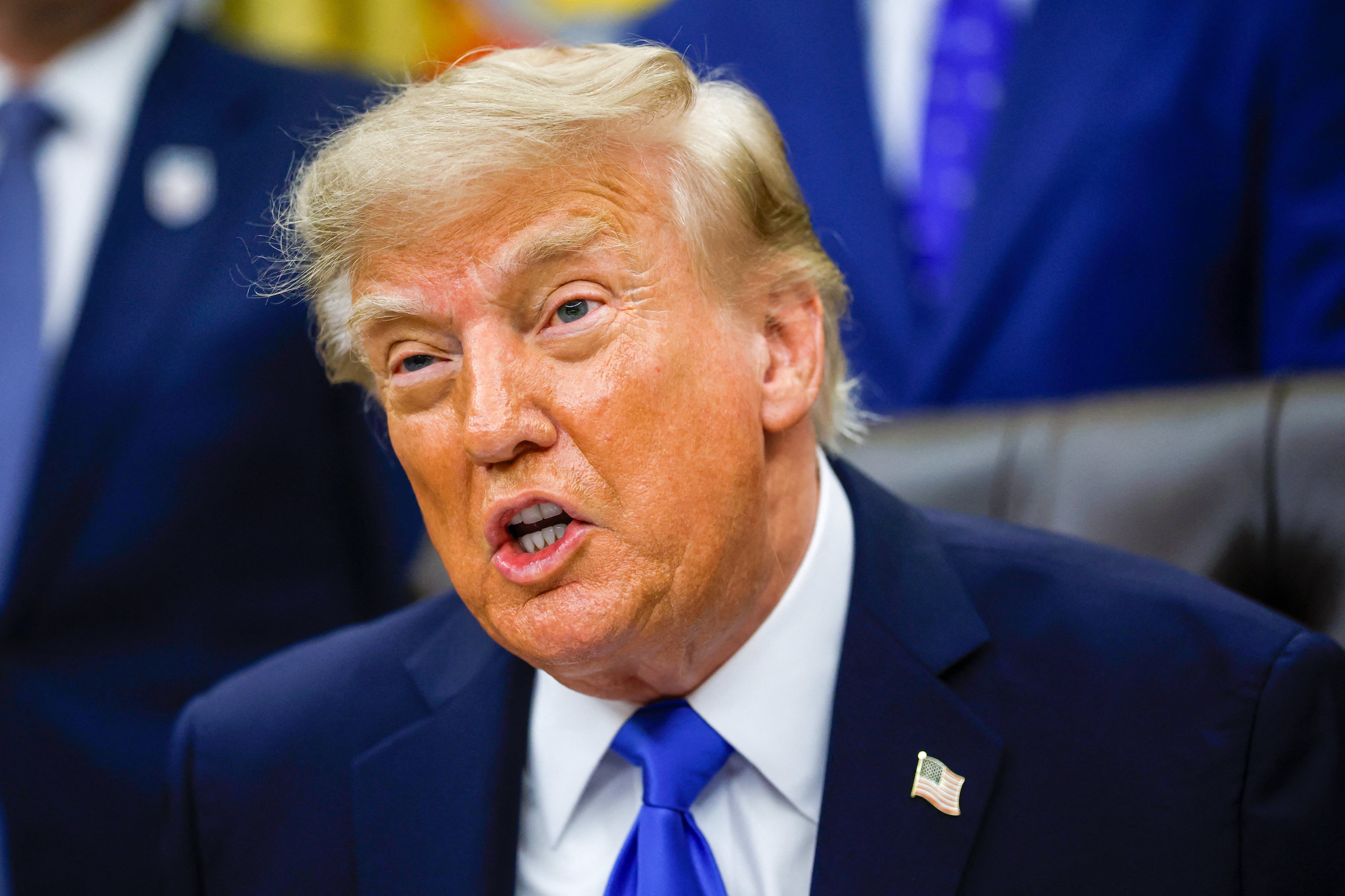 Trump amenaza con “cesar comercio” con algunos países si la Fed no baja las tasas