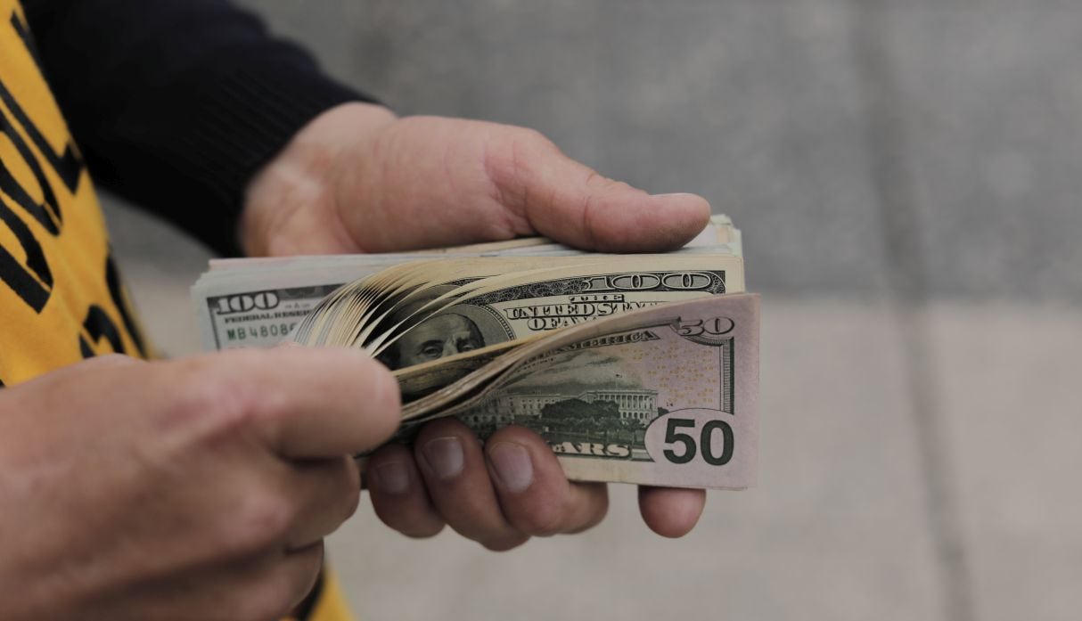 Dólar borra ganancias ante el sol este año: ¿qué pasa con ahorros en esa moneda?