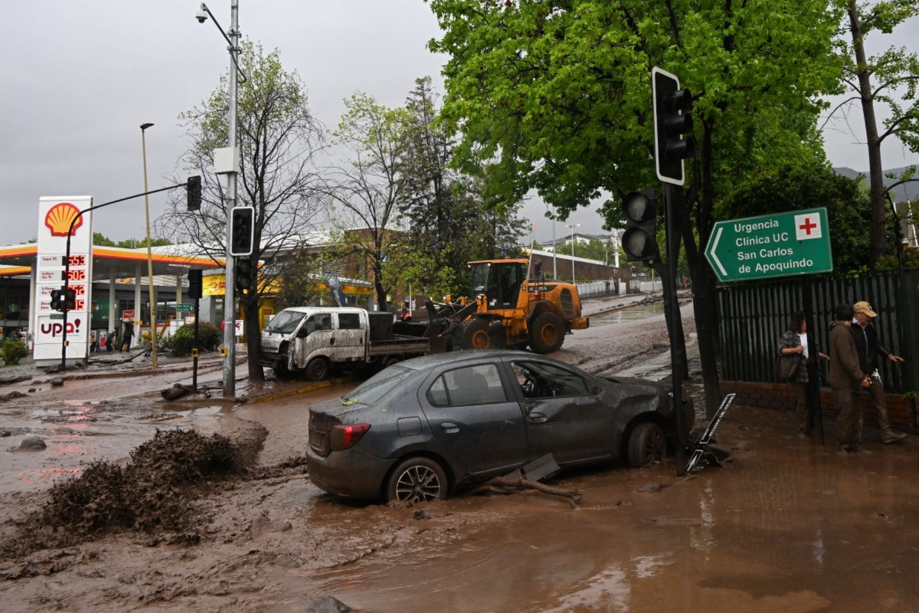 Chile: lluvias intensas causan un aluvión que arrastra autos y buses en Santiago