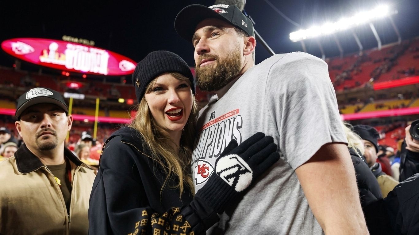 Taylor Swift luce su anillo de bodas y celebra a Travis Kelce