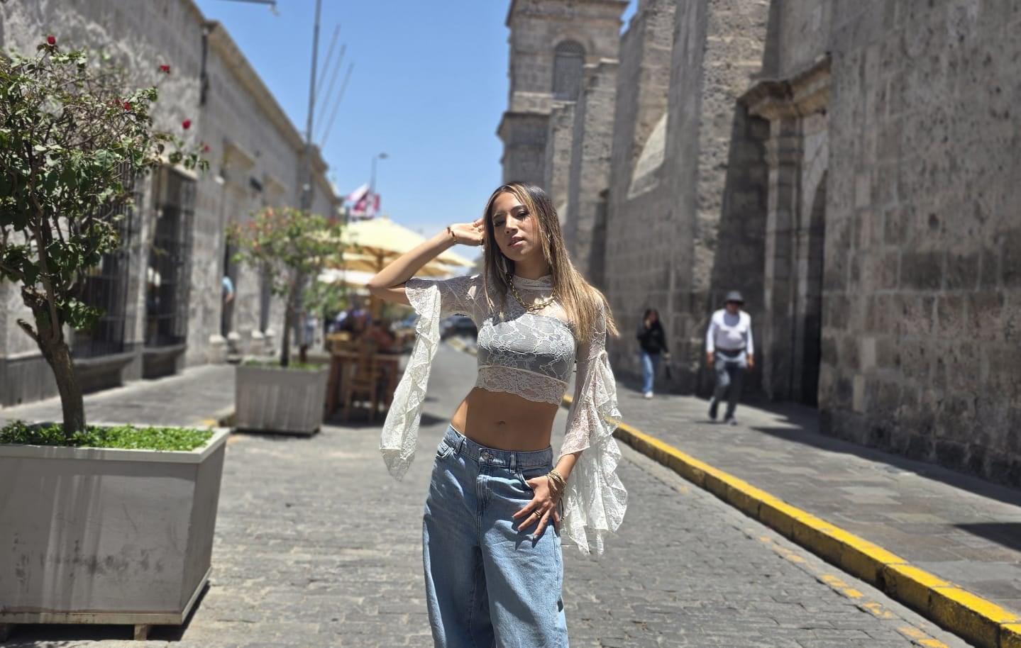 Iza Quilcat, cantante, compositora y guitarrista, con raíces arequipeñas, presenta su cumbia (VIDEO)