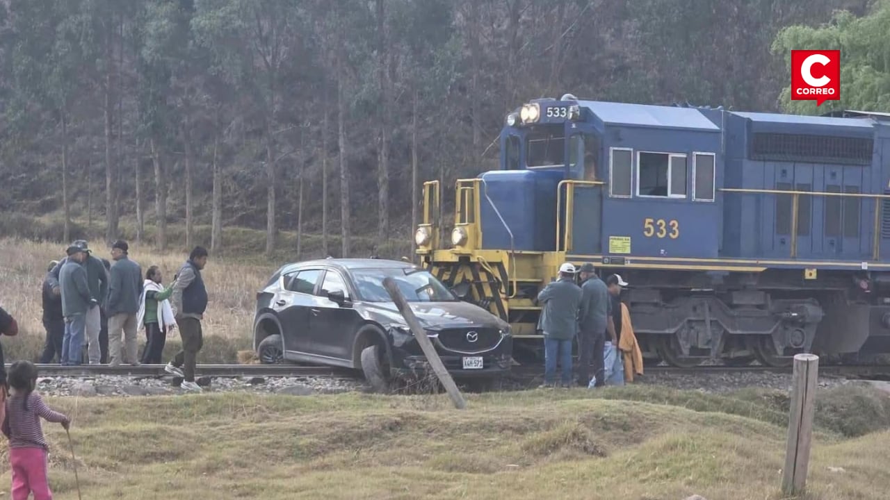 Tren de PeruRail choca con automóvil particular en Cusco
