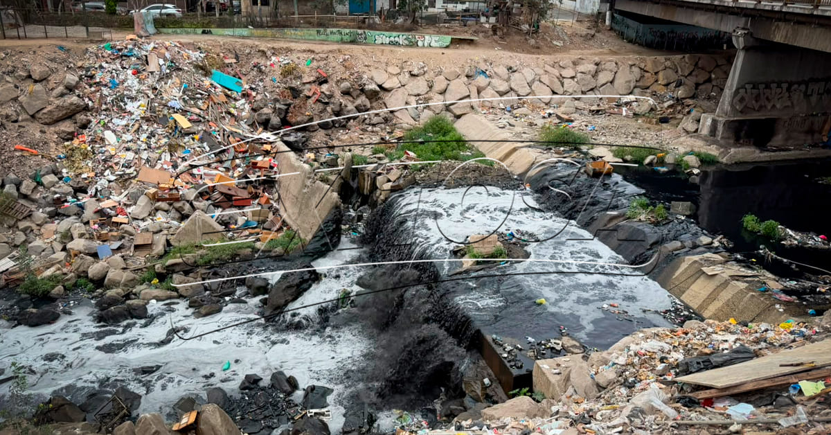 Río Rímac amanece con gran cantidad de basura y agua negra: persiste el arrojo de residuos pese a alertas por El Niño