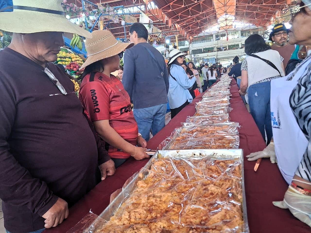 Arequipa: Mercado San Camilo rompe récord con pastel de papa gigante (VIDEO)