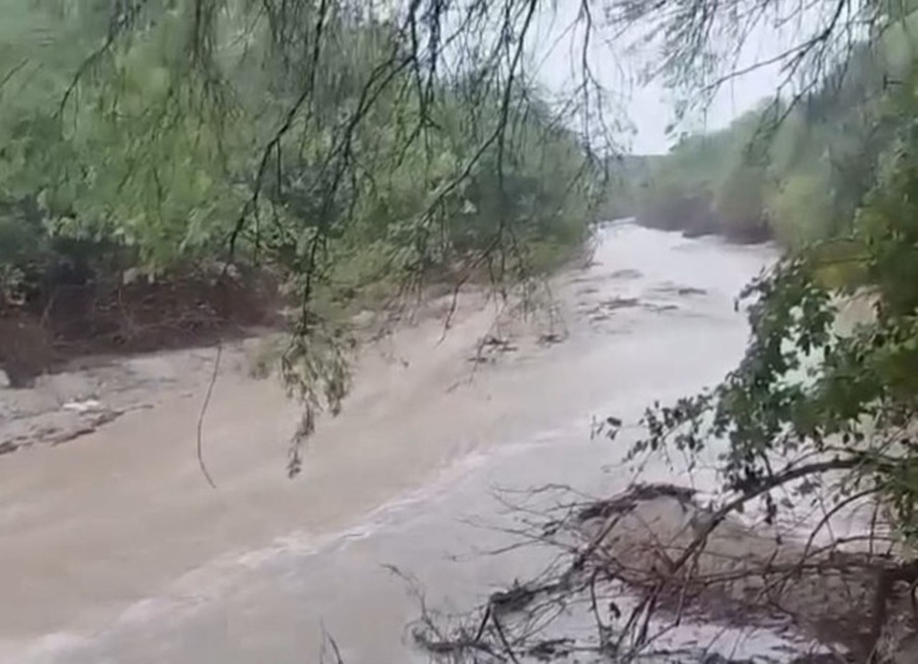 Fenómeno El Niño: lluvias activan quebradas y afectan vías de acceso en la región Tumbes
